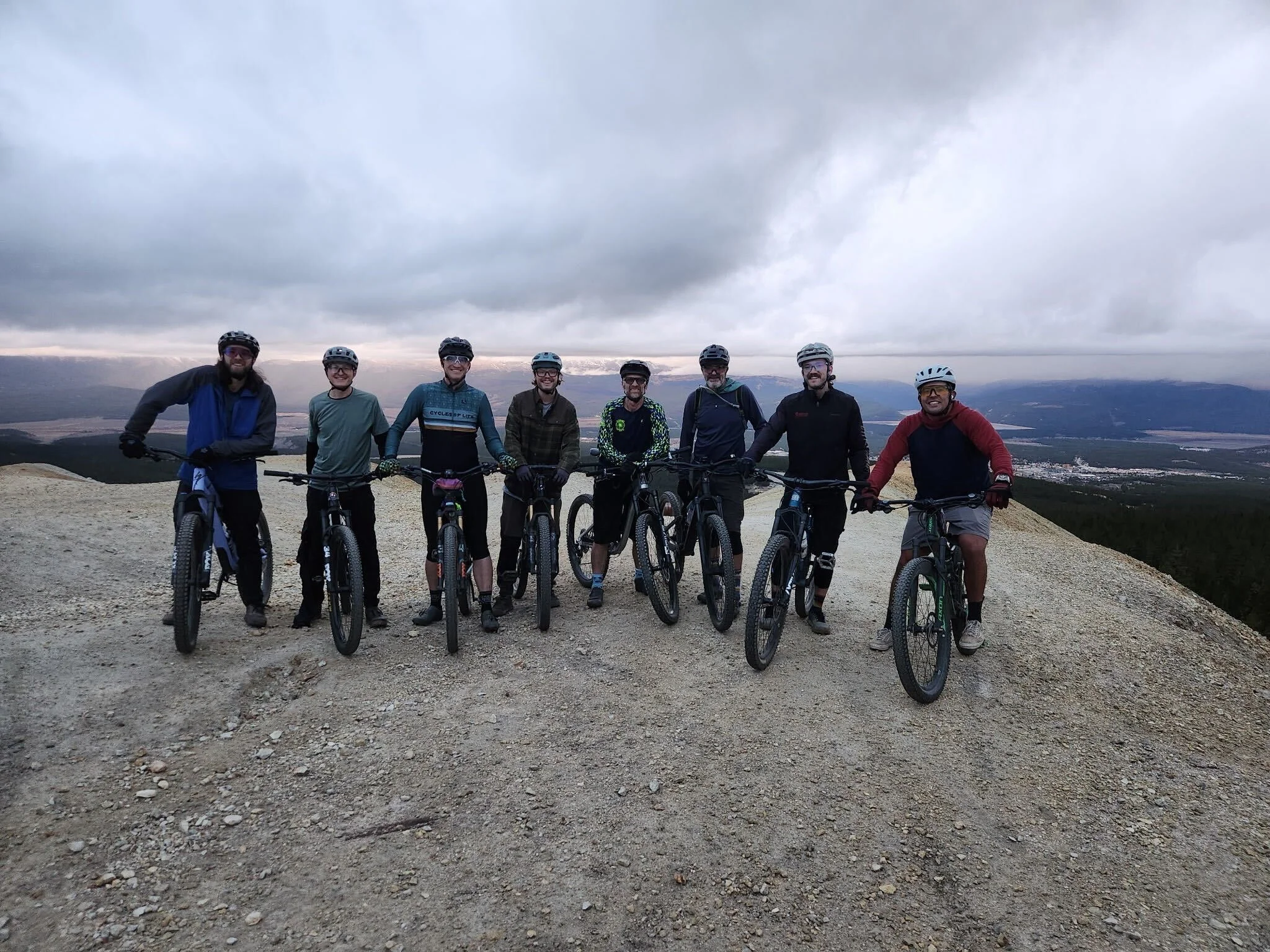 GROUP RIDE 2NITE! 5pm @cyclesoflifepb . Shake those early week blues! 

#mountainbikecolorado #leadvillecolorado #traillife #getoutthere #bikemoreworryless