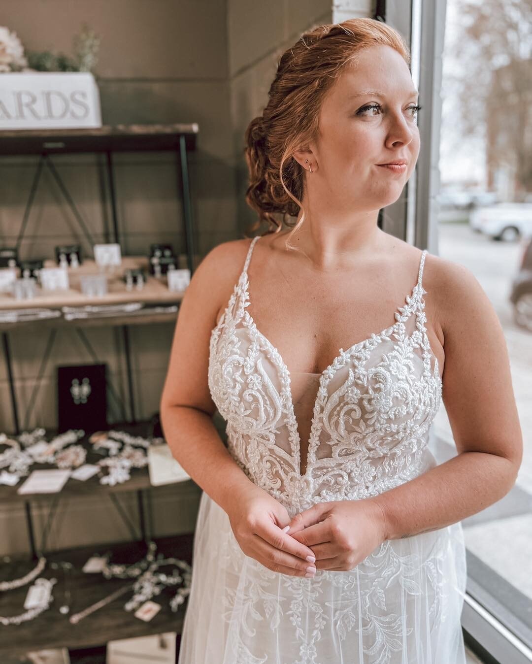 Vintage lace and bridal glam come together beautifully in D3324 from Essense of Australia!🤩✨

#wildrosebridal