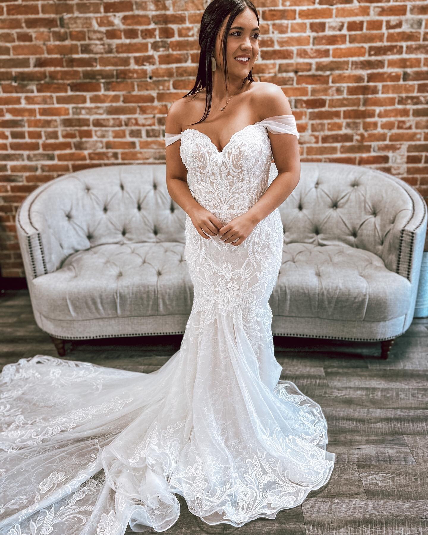 Sophia tolli Clarissa ✨😍

A traditional mermaid with modern lace and sparkle 👏

#wildrosebridal