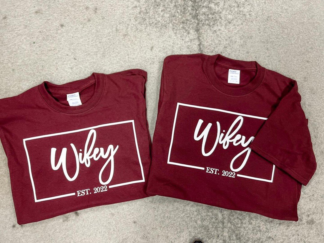 ‼️NEW NEW NEW‼️

New wifey 2022 shirts in the most beautiful burgundy color! Make sure you snag yours up before they are all gone! 😍

#wildrosebridal