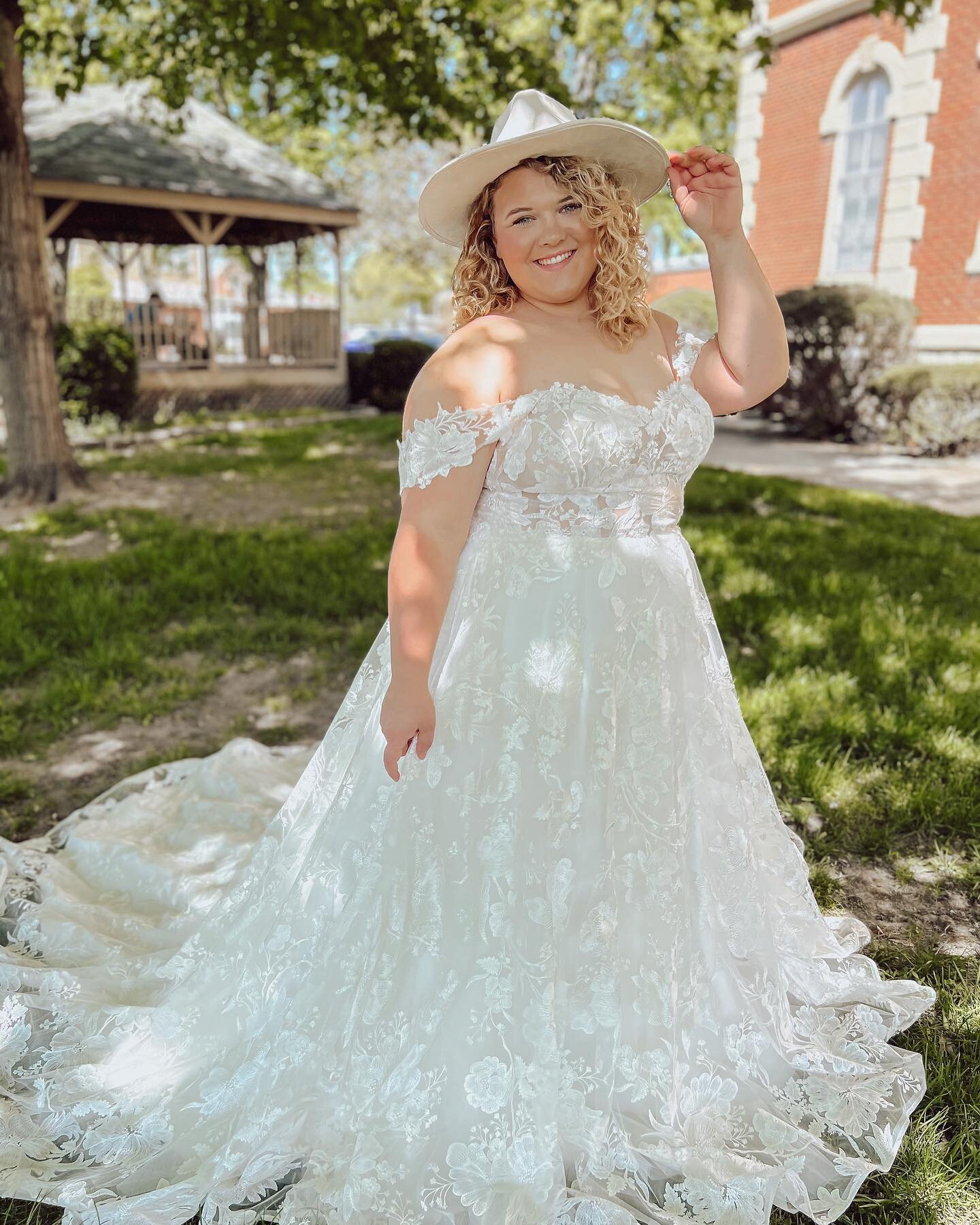 We would love to reintroduce everyone to Amelie Madi Lane Bridal the ivory version 😉✨🙌🏻

Available in both colors and sizes for try on this stunning lace boho beauty is truly captivating 🥰

#wildrosebridal