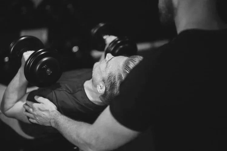 Individuelles Personal Training mit Kurzhanteln und Unterstützung durch einen Coach im Coach Matzen Gym Stuttgart-Süd.