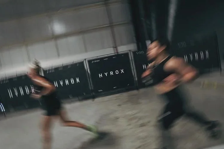 Zwei Athleten beim Laufen während eines HYROX-Wettkampfs – Ausdauertraining und funktionelle Fitness.