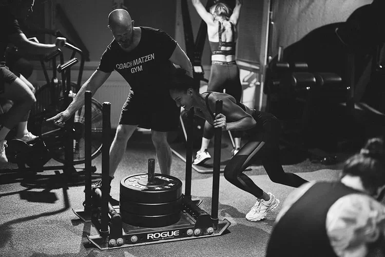 Funktionelles Kraft- und Ausdauertraining mit dem Gewichtsschlitten beim HYROX-orientierten Training im Coach Matzen Gym Stuttgart.