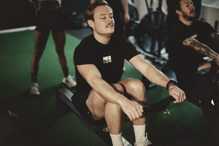 Athlet beim Ausdauertraining auf dem Rudergerät im Private Gym Stuttgart-Süd.
