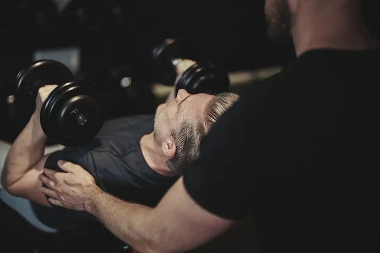 Individuelles Personal Training mit Kurzhanteln und Unterstützung durch einen Coach im Coach Matzen Gym Stuttgart-Süd.