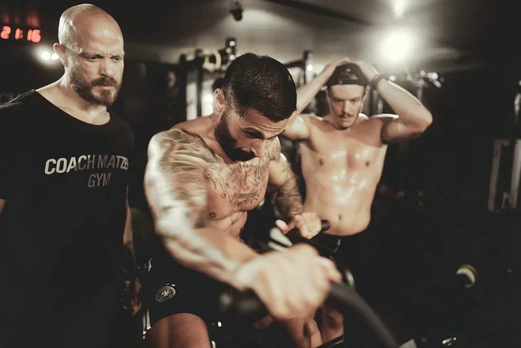 Personal Training im Coach Matzen Gym Stuttgart-Süd mit individueller Betreuung beim Ausdauertraining.