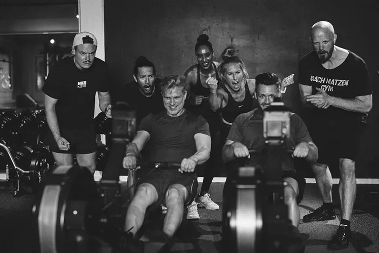 HYROX-orientiertes Gruppentraining auf Rudergeräten mit gemeinsamer Motivation im Coach Matzen Gym Stuttgart.