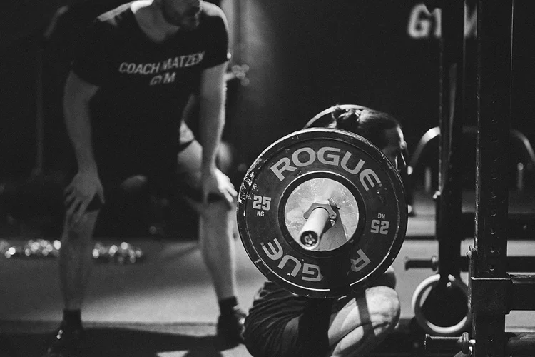 Krafttraining mit Langhantel und Gewichten im Coach Matzen Gym Stuttgart.