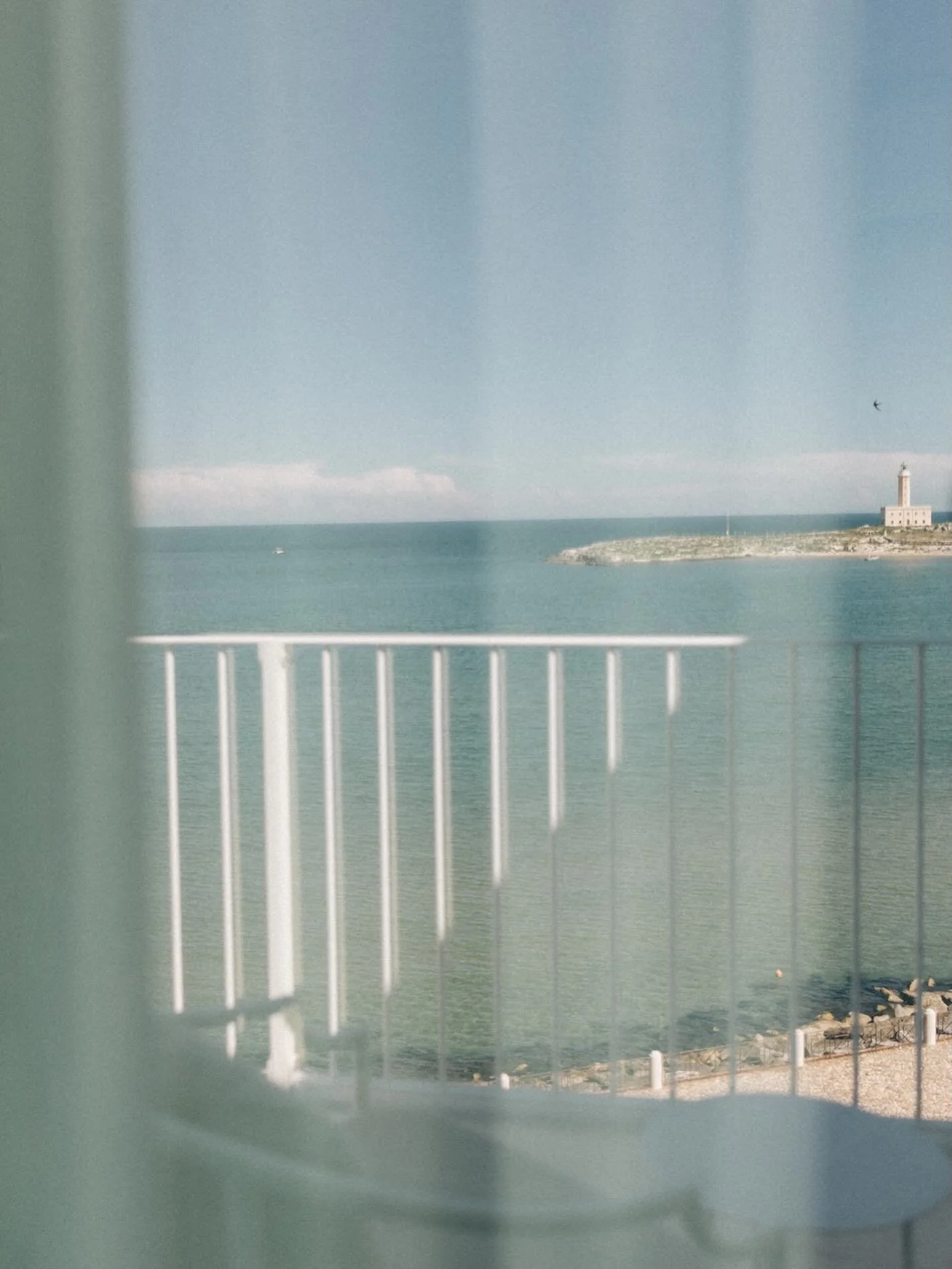 What a view at @tracieloemarevieste 

#vieste #gargano #puglia #danilogiungatophotographer #lighthouse