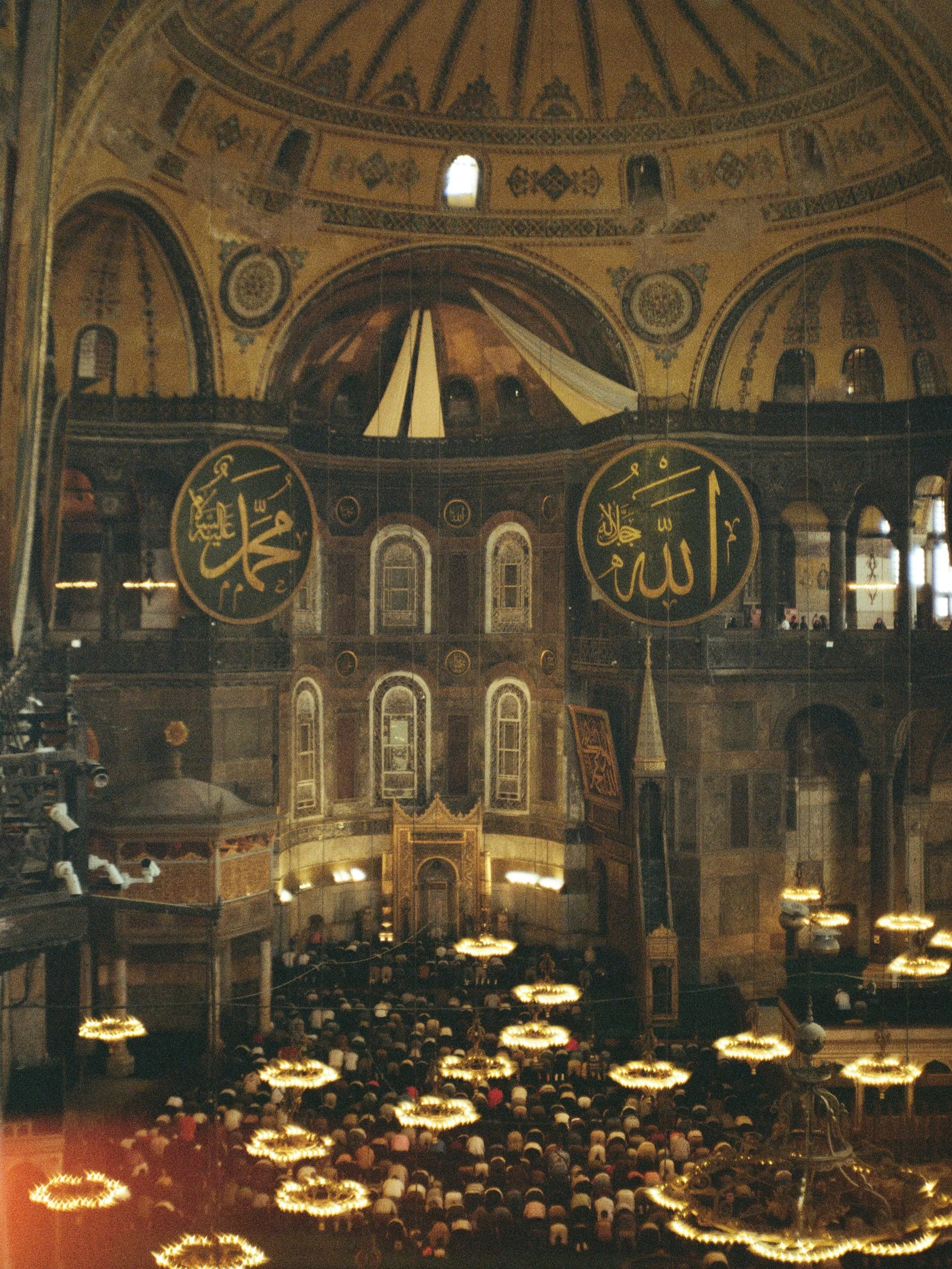 Istanbul: mosques on film 🎞️

1/2 Basilica di Santa Sofia
3/4 Moschea Dolmabahce

#istanbul #mosque #ayasofya #dolmabah&ccedil;e #danilogiungatophotographer