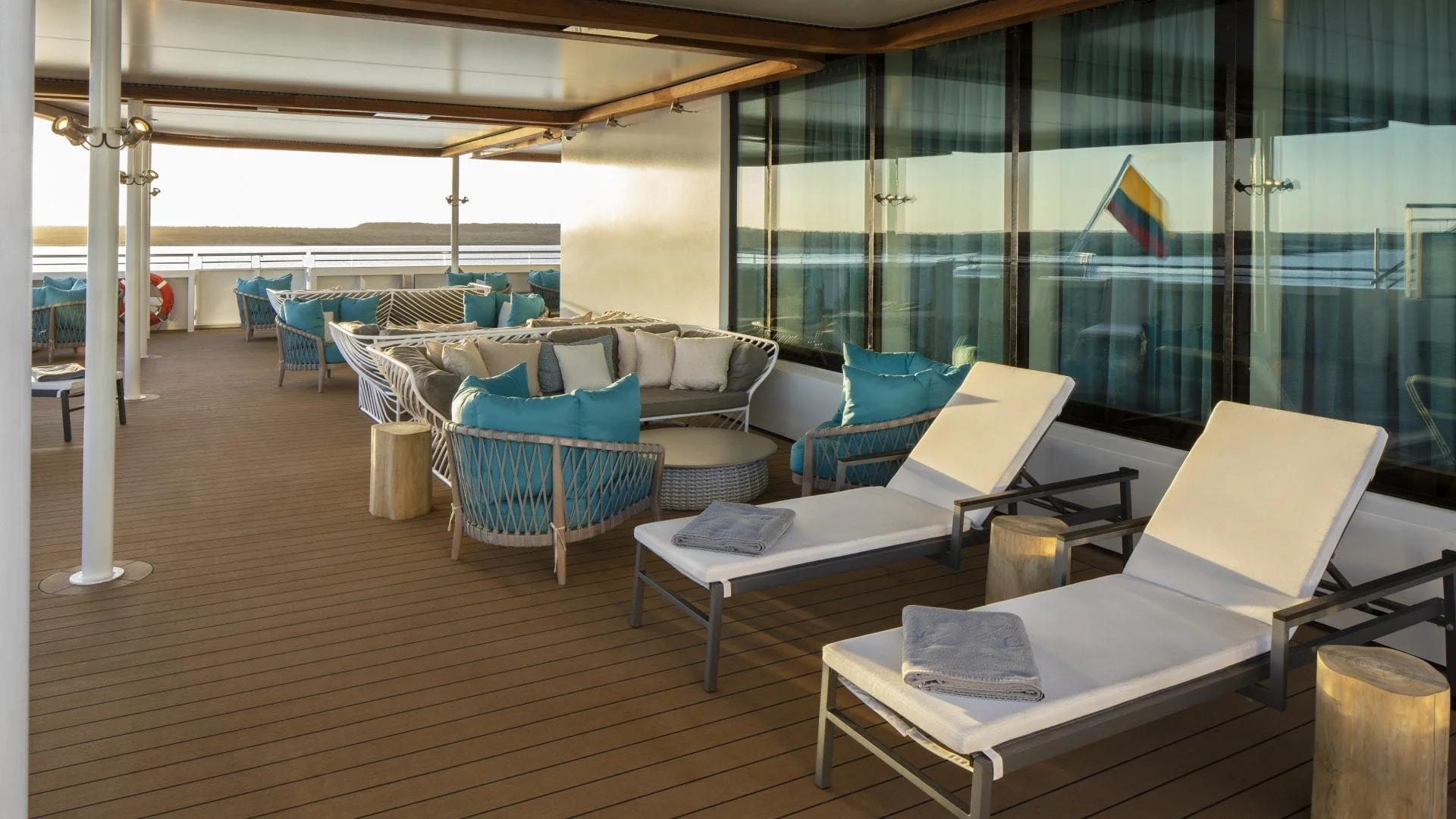 FL19-SunsetLounge3R-klein-1920x1080.jpg