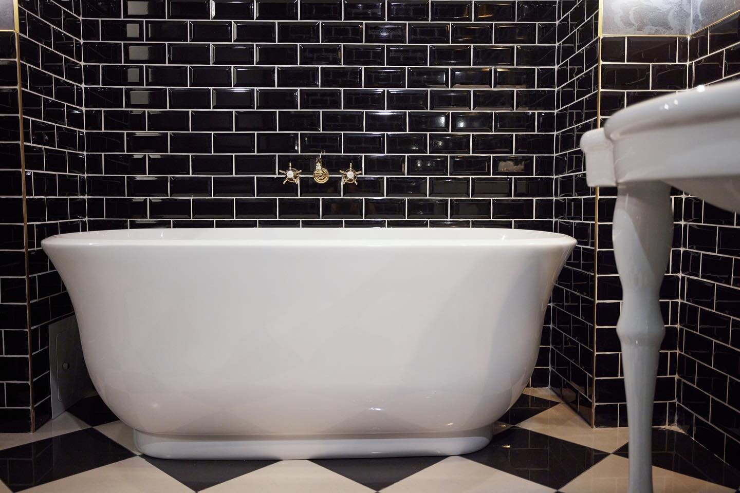 Retro vibes meet modern luxury in our Deluxe King Baths, featuring a stunning free-standing tub and checkerboard tiles. Who says you can&rsquo;t have the best of both worlds? ✨

#thedorchestercollingwood