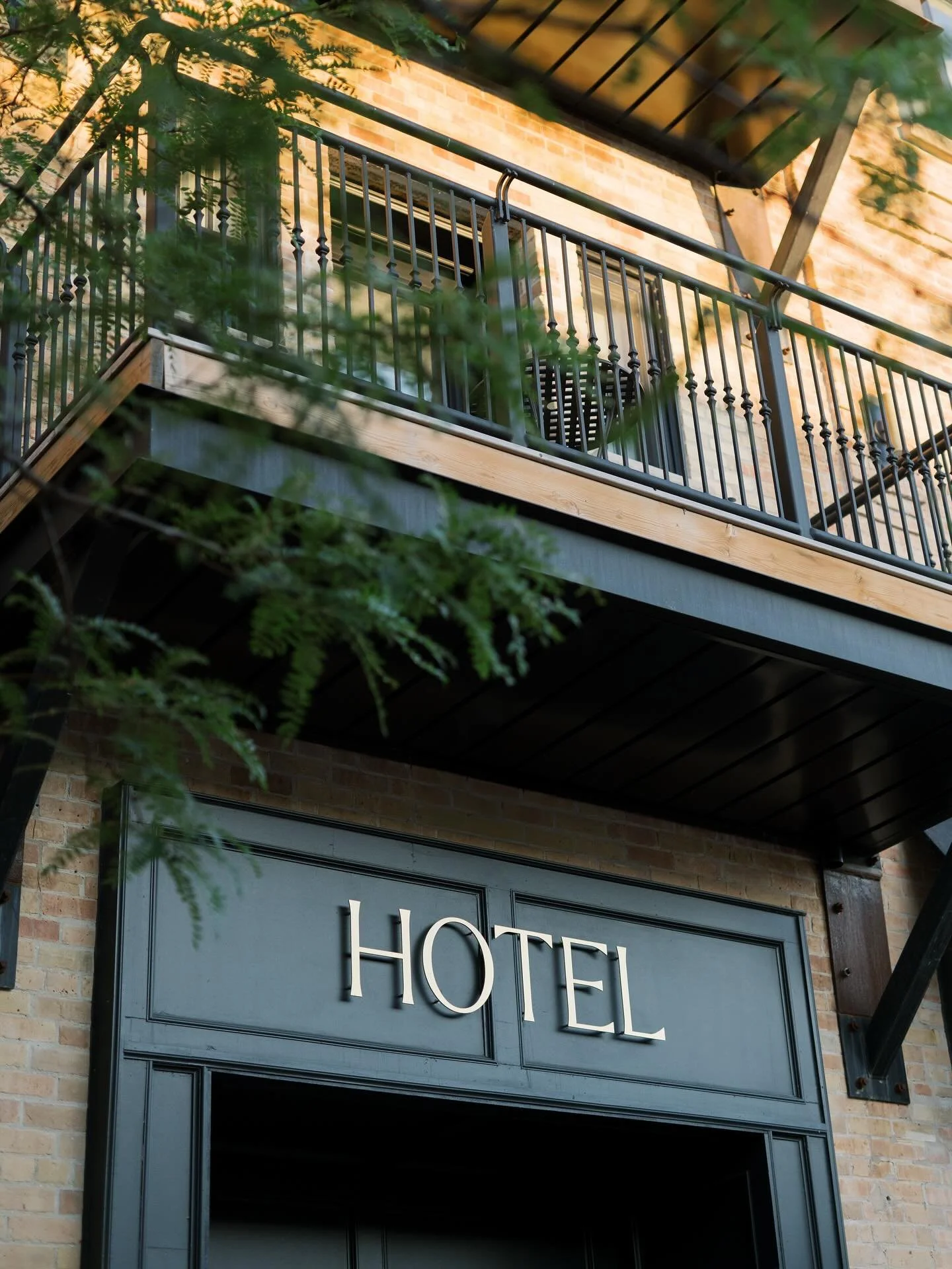 Midweek magic at The Dorchester. When Collingwood slows down, you can too. Wander our charming downtown, explore the surrounding nature, and savour the quiet side of summer.

@whitneyheard 📷