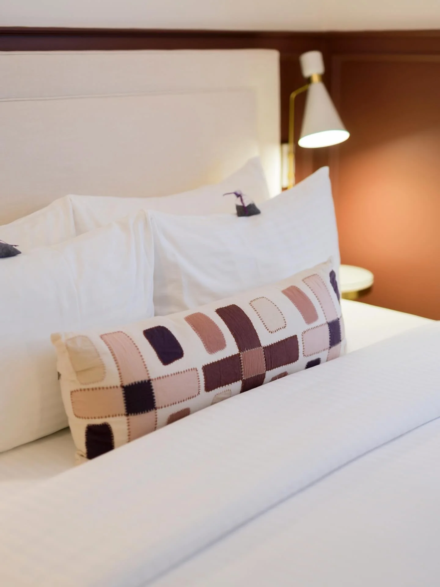 Cozy corners await at The Dorchester, your home away from home. Perfect for unwinding after a day on the slopes or enjoying a relaxing getaway. 

#thedorchestercollingwood 

@whitneyheard 📷