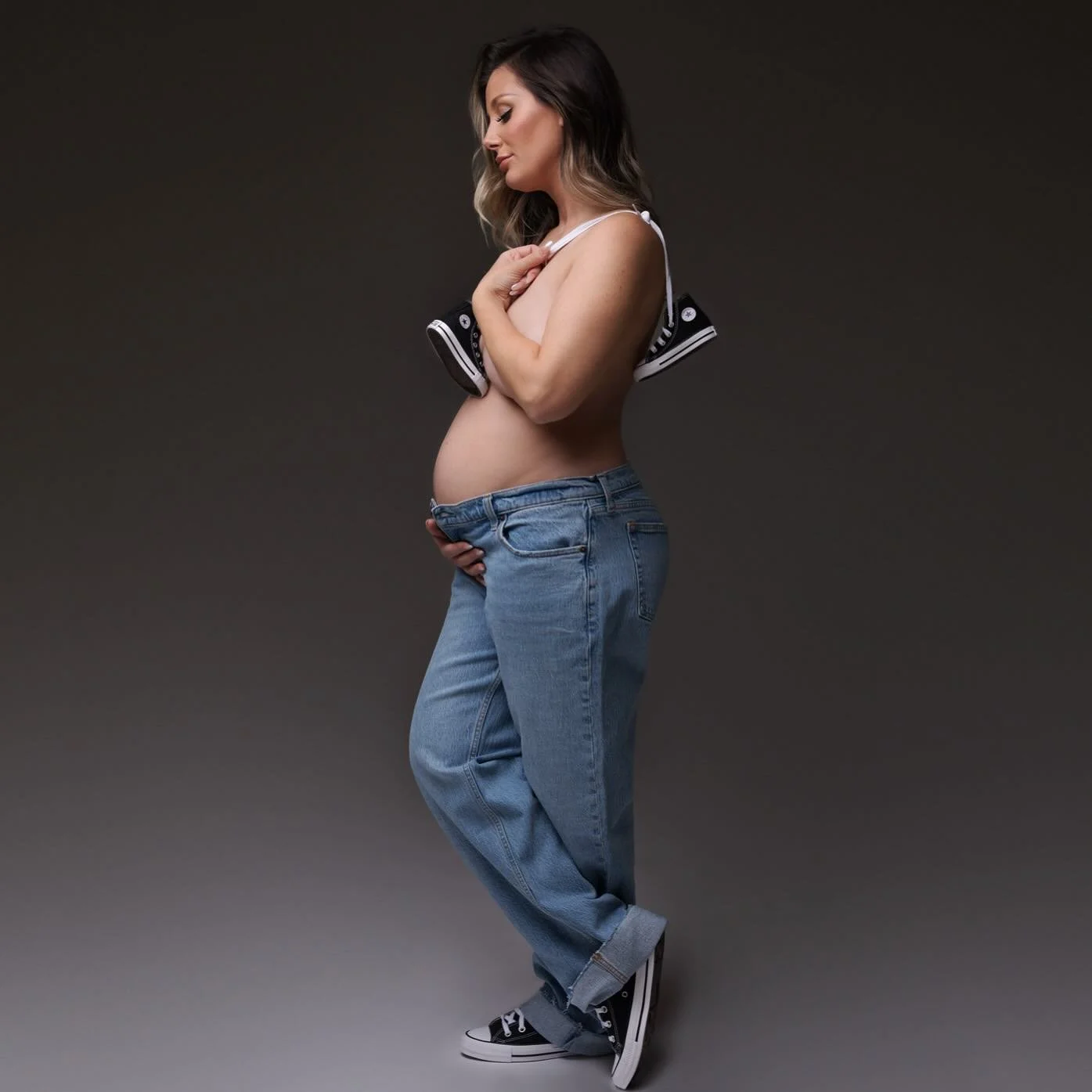 📸🫶🏼
&bull;
&bull;
Maternity sessions are best when scheduled between 28-34 weeks for the most optimal results. You&rsquo;re far enough to showcase your beautiful, growing belly yet not too far along where you&rsquo;re starting to feel super uncomf