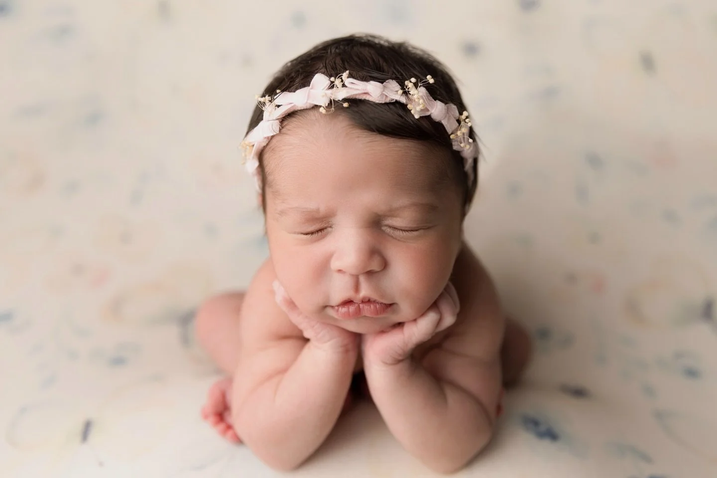 Happy Froggy Friday 🌙💕

I now fully understand why other newborn photographers advise against doing your own newborn photos. My little one made me work too hard for almost 2 and a half hours only to be able to capture 4 photos. I came back the next