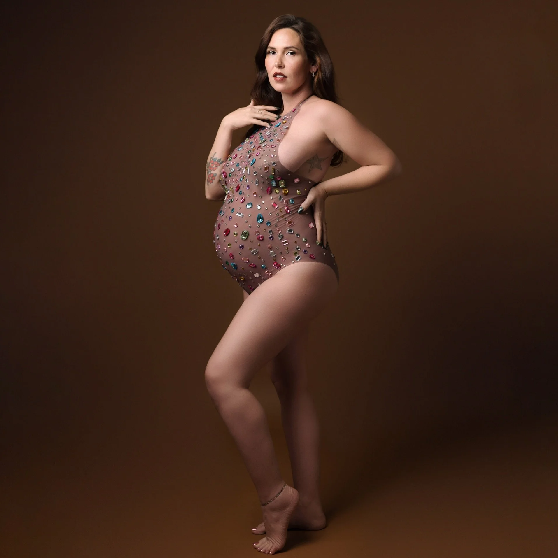 Can you tell I&rsquo;m loving these rich, chocolatey brown tones 😍🍫 If you&rsquo;ve been considering documenting your pregnancy journey, THIS is your sign! Book your maternity photoshoot in our full-service Bergen County portrait studio and let us 