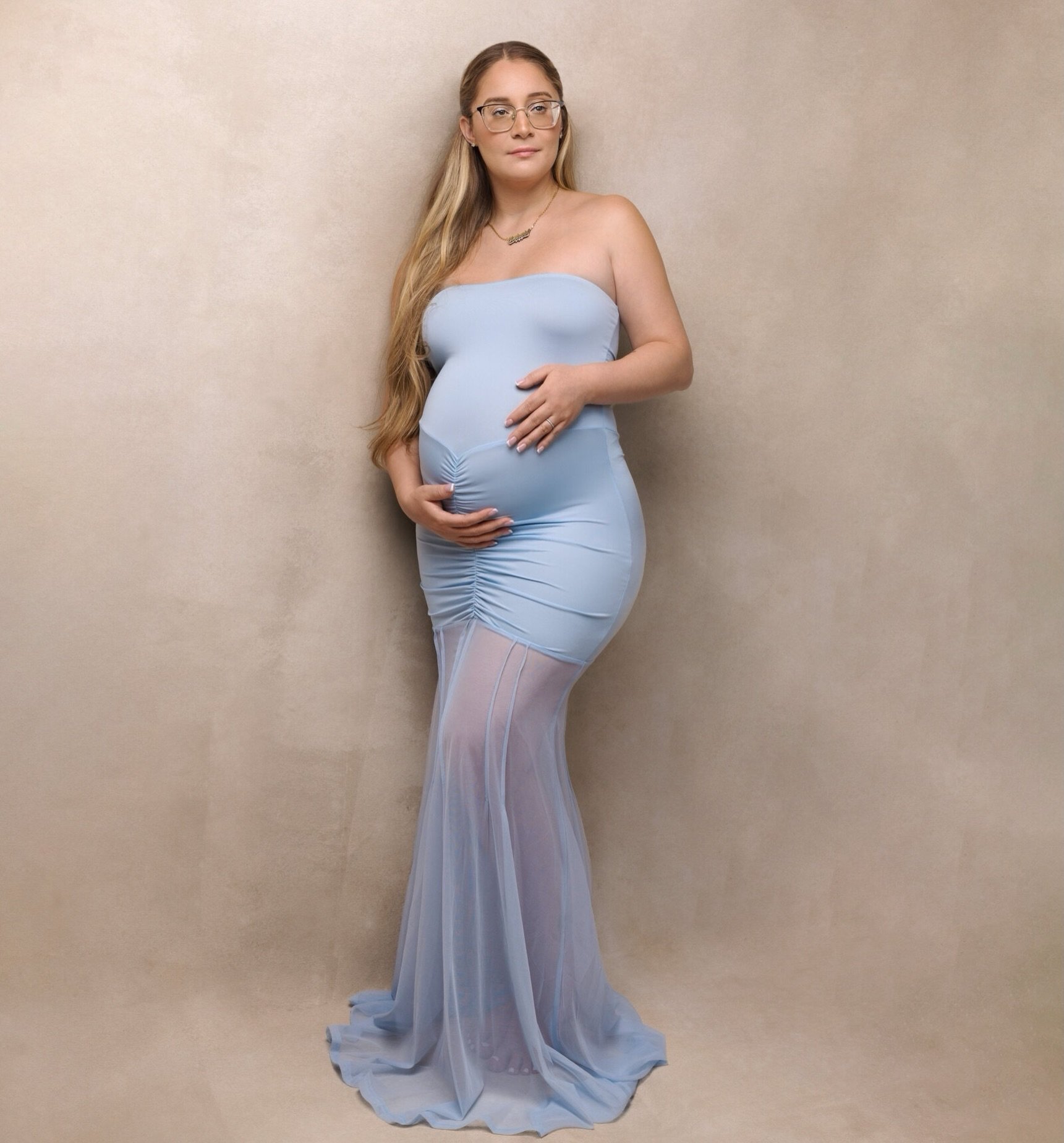 The glow on an expectant mother is a photographer&rsquo;s favorite light. ✨ 

I&rsquo;m so honored to be able to document these special memories for my clients 💙🩵🤍 Let&rsquo;s connect to plan the photoshoot of your dreams!

www.cristinamariephotog