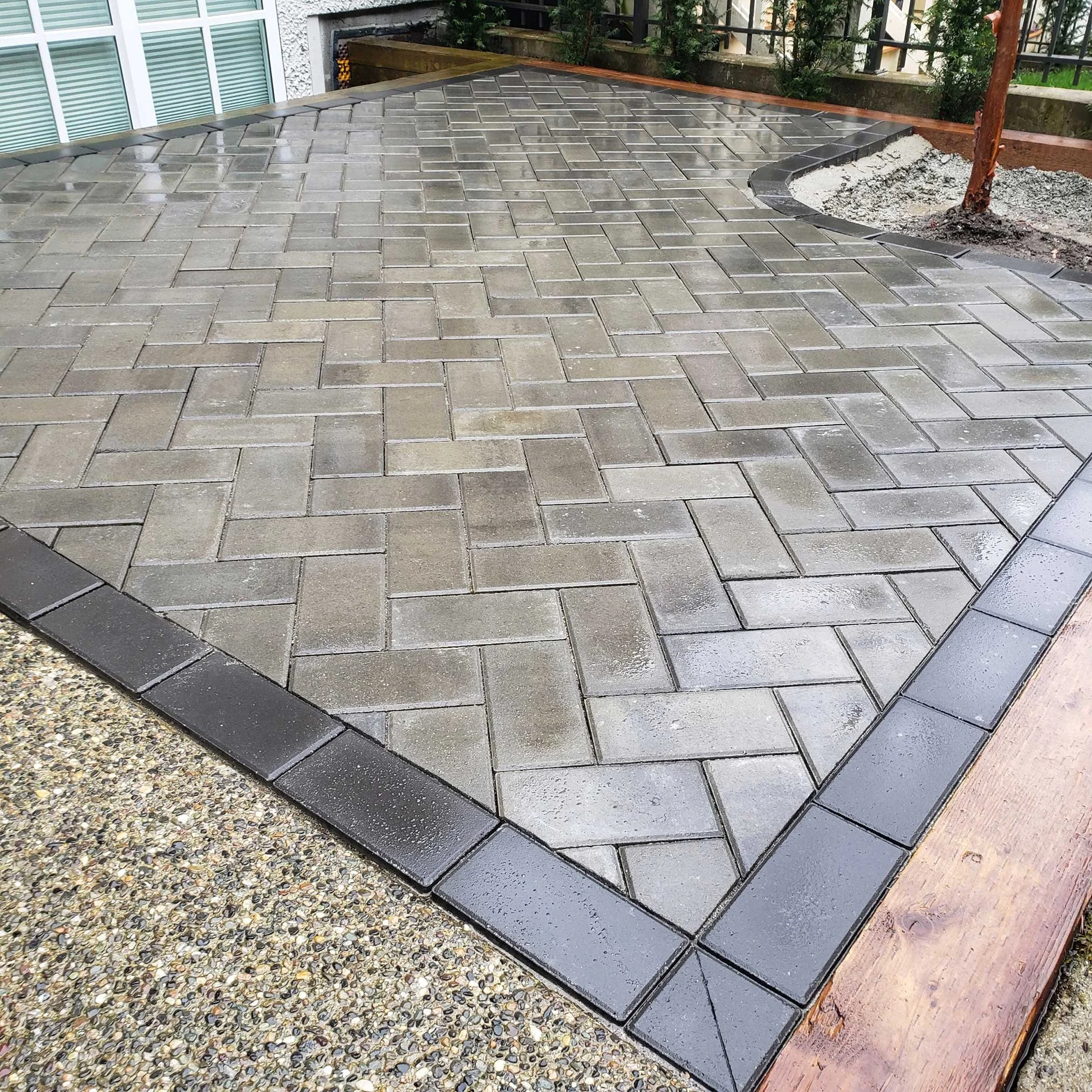 gorman-landscapes-pavers-corner-closeup.jpg