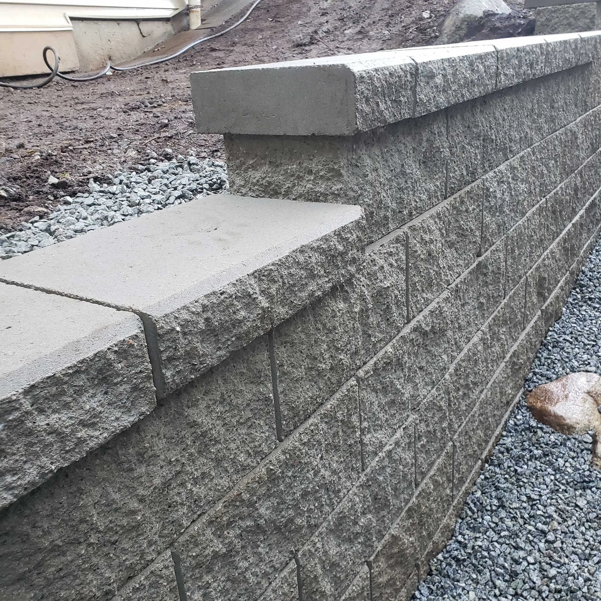 gorman-landscapes-retaining-walls-stone-closeup.jpg