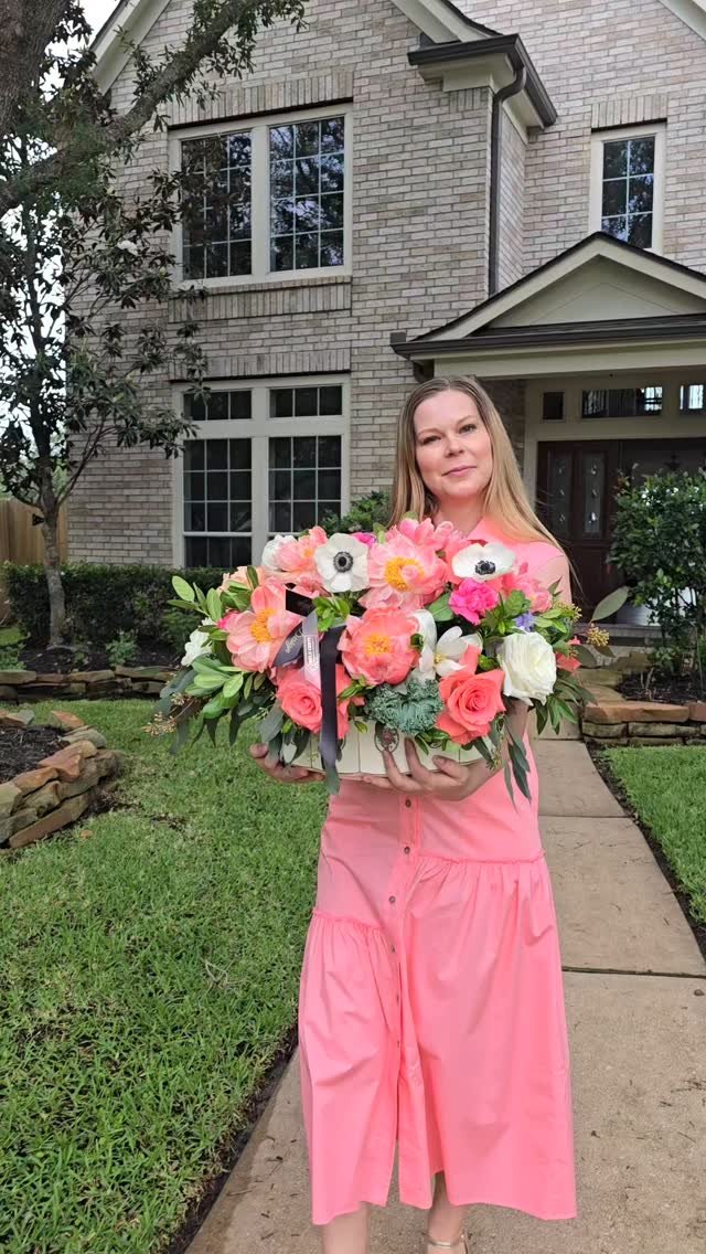 I am all about the flowers but in this post is about the beauty of a woman @natalies.689 ! A special Lady that is the mother of 4 little children! She just gave birth a few months ago to her little boy! She is my neighbour here in Houston and and al