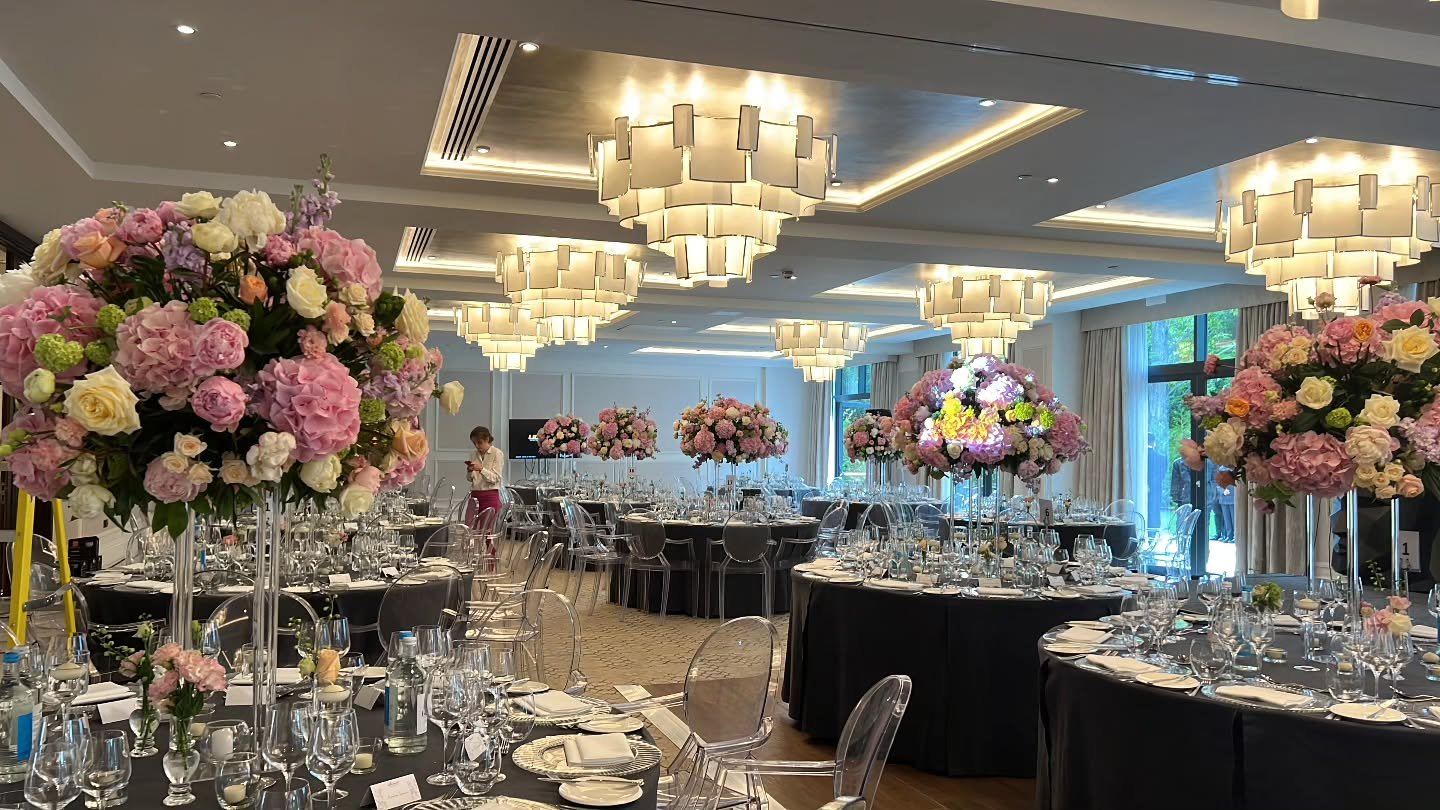 With us you can transform your event into a masterpiece of elegance and style in Houston, Austin, Dallas, London Uk and not only.
This luxury reception featured dramatic tall floral centerpieces, sleek black table linens, and modern ghost chairs&md