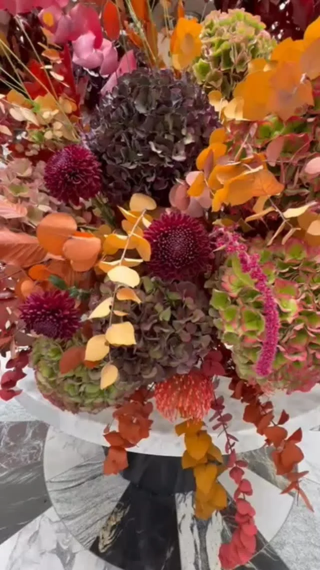 Stepping into October with an autumnal themed lobby display at the Fairmont in Windsor 🧡 The colours complement each other so well! From driving through the fall leaves alongside the windsor roads, our lobby display strives to bring coherence to the