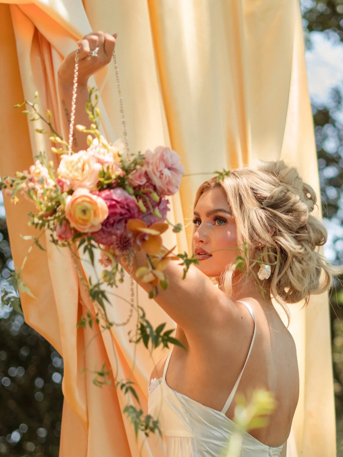 Brides-to-be, your bouquet says it all 💐 Your flowers should tell your love story… it is your ultimate accessory. What is your flower mood? Romantic? Boho? Bold? Modern?
This specific bouquet was from Sandlewood Manor. With planning, design