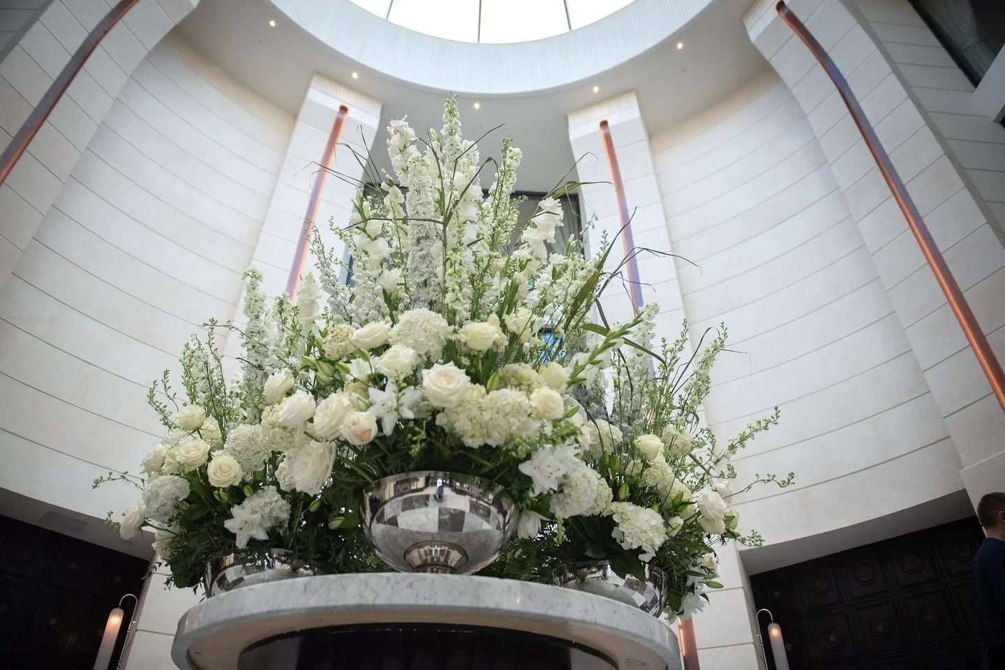 I love this display soo much 🤍🤍 It’s an ode to simplicity with white blooms that are balanced in form and texture. This simplicity speaks louder than any colour could!!
You might remember a video from a few weeks ago where it detailed the p