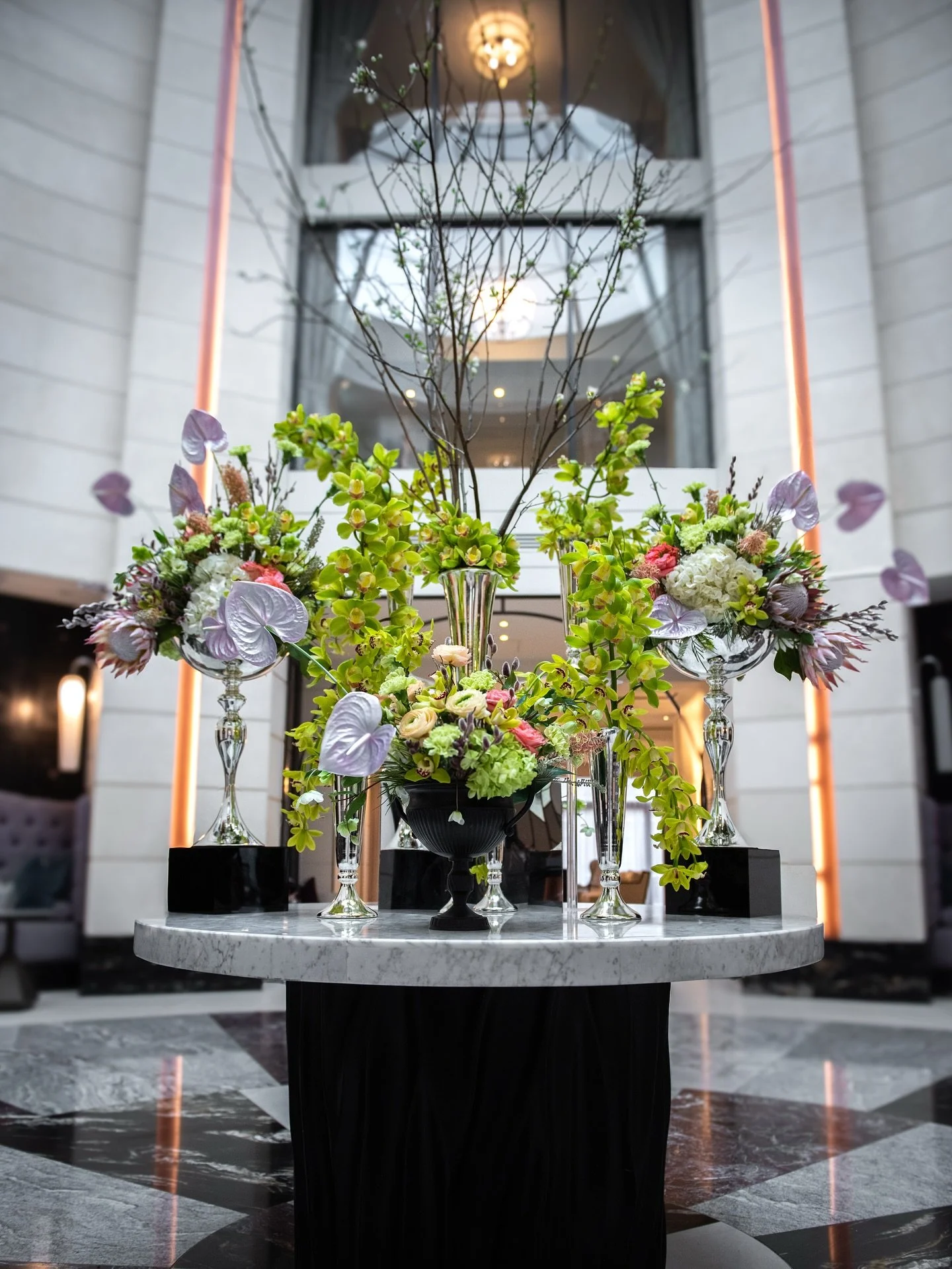 This arrangement was designed to bring understated sophistication to the room. The flowers feel timeless and alive which complements the surrounding lobby 🤍
Pictures are taken by the amazing @heidibarrollbrownphotography thank you so much ☺️
#mod