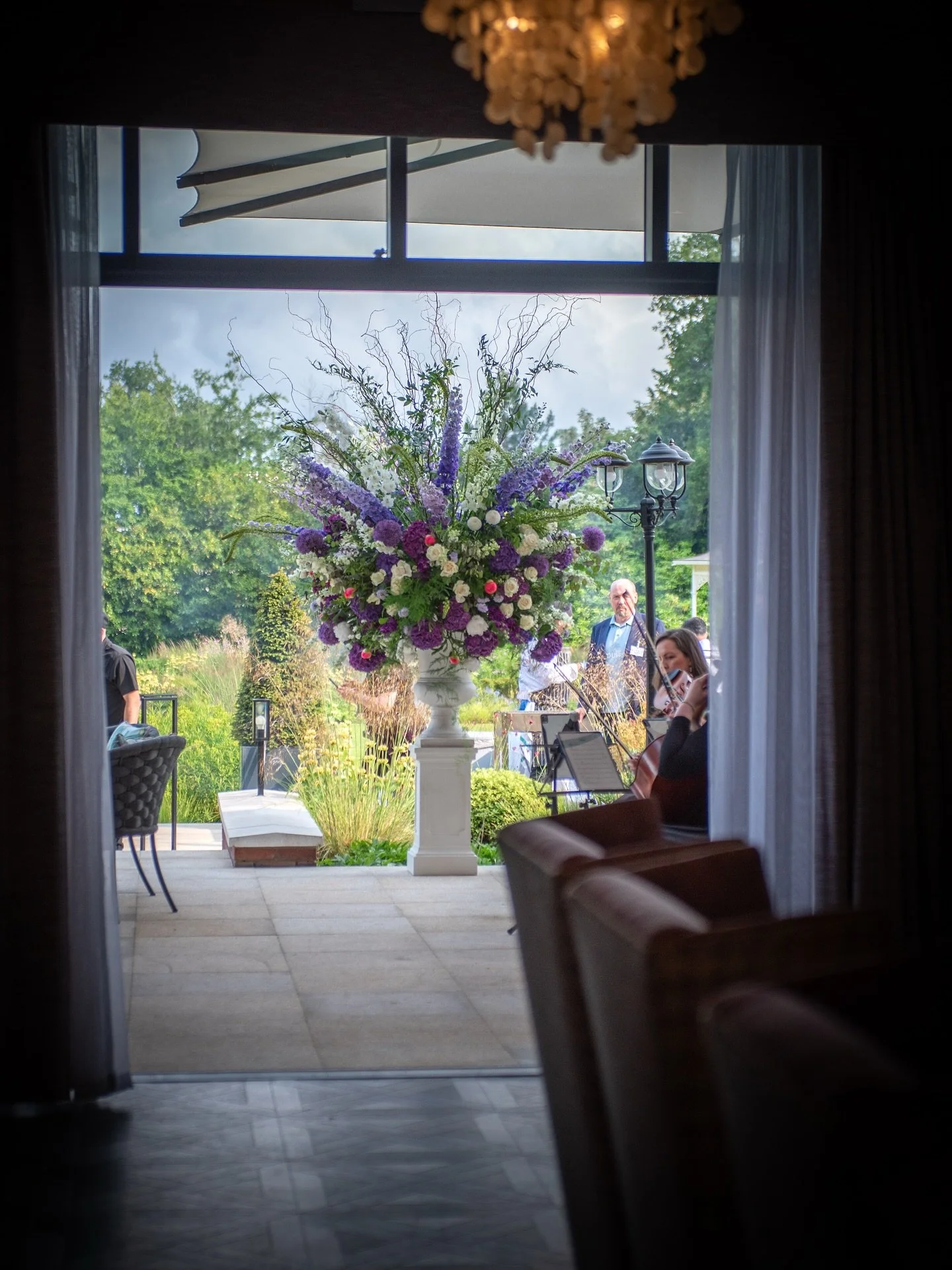 Iconic Fairmont Windsor gets a touch of elegance with our statement pieces. We curated a matching lobby display to create a cohesive look from entrance to event space! 💜

#floralarchitecture #eventflowerdesign #fairmontwindsorpark #britishelegance #