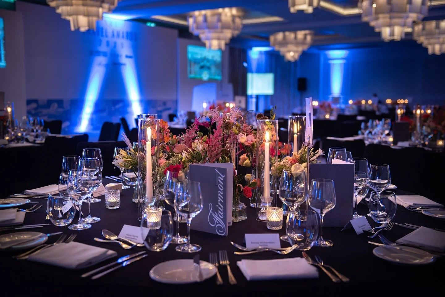 When envisioning dinner parties and events, do large floral displays come to mind? Many overlook the elegance and simplicity that bud vases bring to the table. These subtle yet sophisticated touches add a layer of refinement and luxury. This corporat