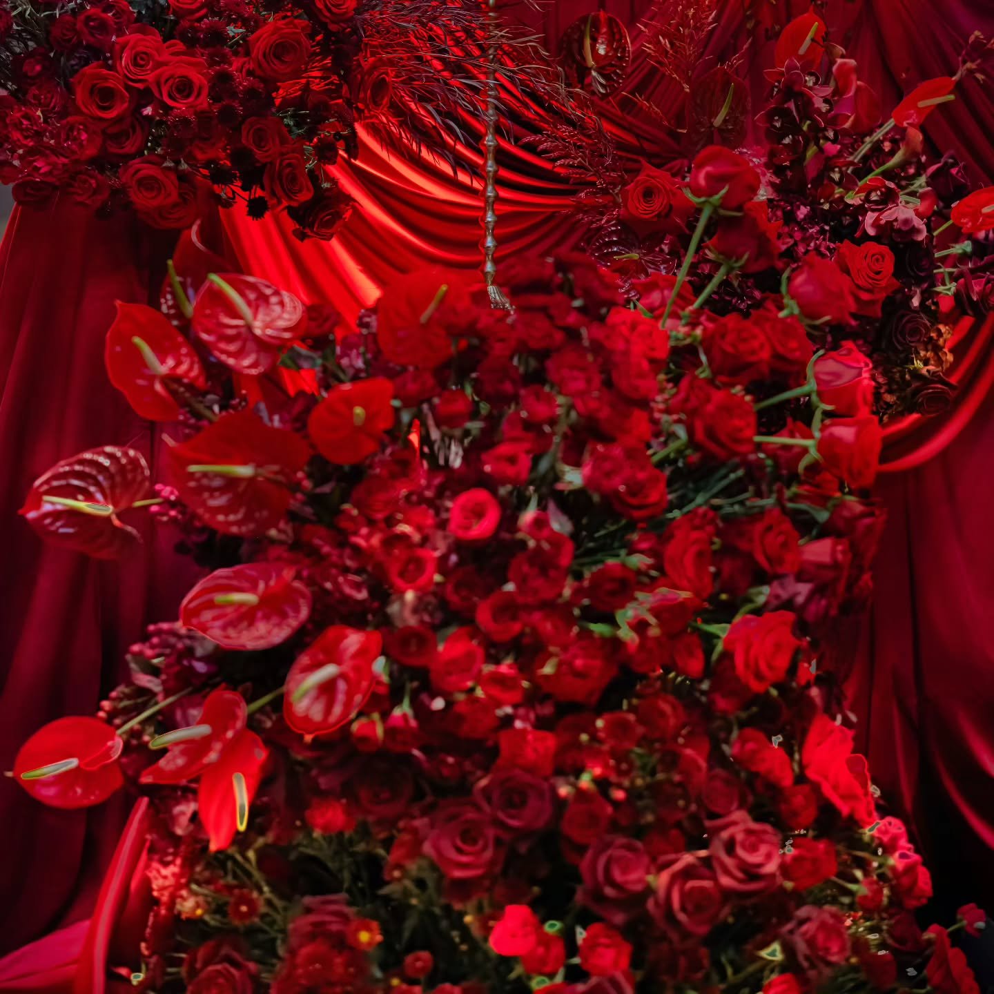 Look at that picture!!!!! The photography by @blancaperez_photographer is incredible! The drappings by @4cbproduction absolutely breath taking! Of course I did the flowers! The planner @atlasweddingsandco
And @sierra_holt2014
Smashed it! 

Photograph