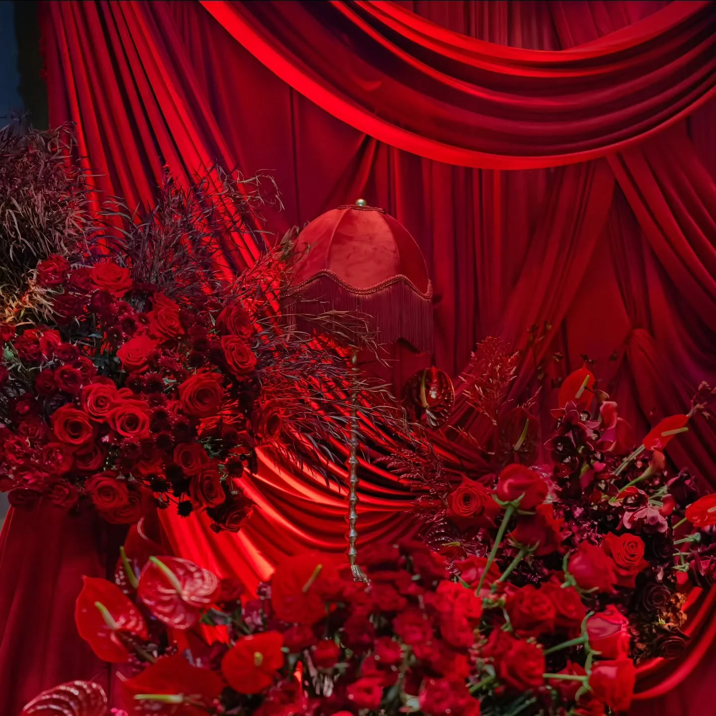 Look at that picture!!!!! The photography by @blancaperez_photographer is incredible! The drappings by @4cbproduction absolutely breath taking! Of course I did the flowers! The planner @atlasweddingsandco
And @sierra_holt2014
Smashed it! 

Photograph