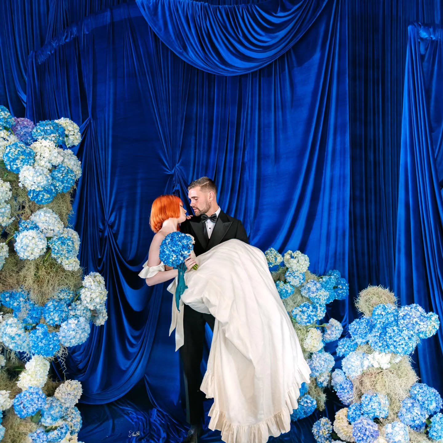 A modern blue wedding dream shoot brought to life in Dallas.
Layers of deep cobalt draping, sculptural hydrangea installations, and intentional floral placement are designed to feel immersive, editorial, and timeless.

This design was inspired by mov