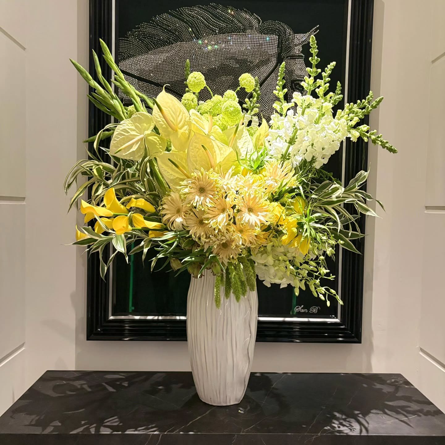 We love colours. Bright  still zen, perfect arrangement for any home of corporate setup. Incredible job @petricvioleta ! 

We provide service in London/ Uk and Houston/Texas

#flowerdelivery #contractflowers #hotelflowers #houstontx #londonblogger