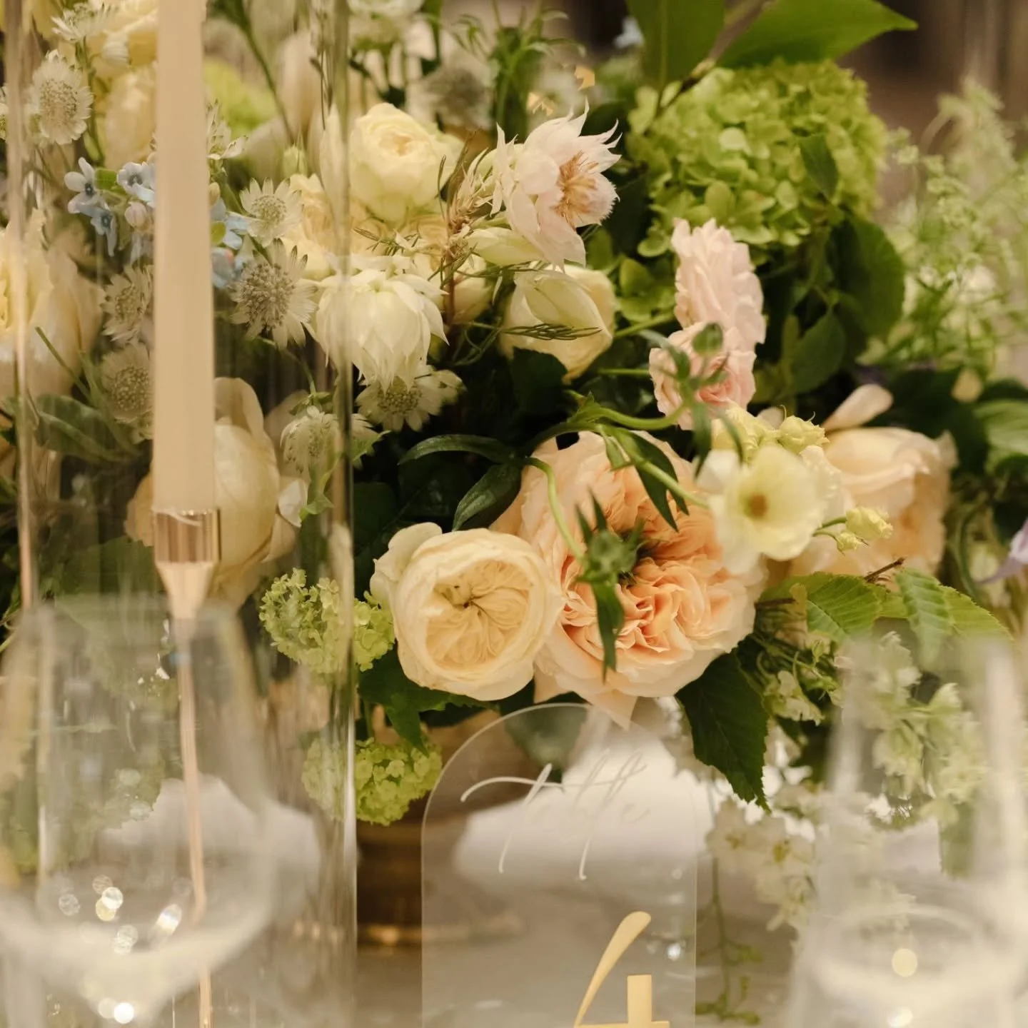 Wedding centrepiece #hyattchurchilllondon 

Planning and design @eprisevents 

#londonweddings #houstonweddings #weddings #blushflowers