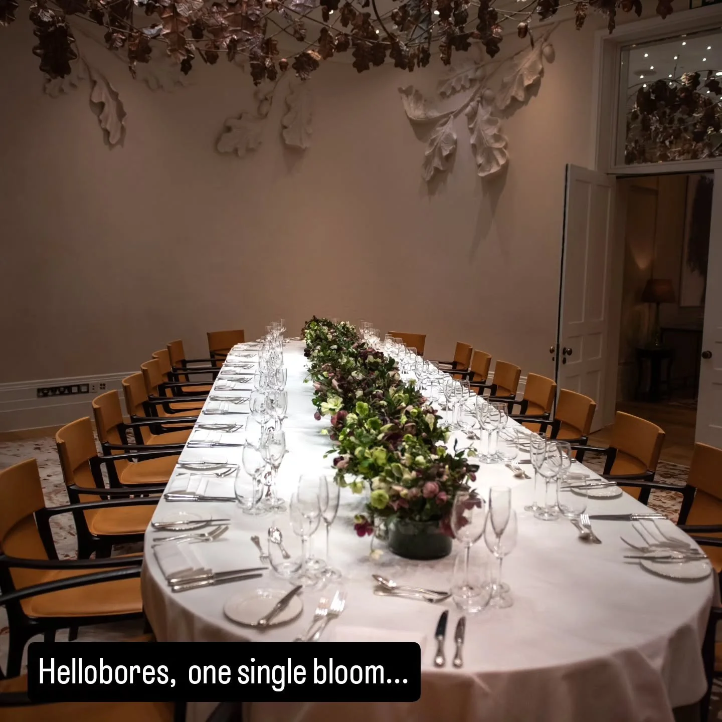 One flower. One statement. Helleborus
There is something undeniably elegant about an entire event designed around a single bloom. 

When every arrangement speaks the same floral language, the result feels intentional and  luxurious. 

Thank you @heid