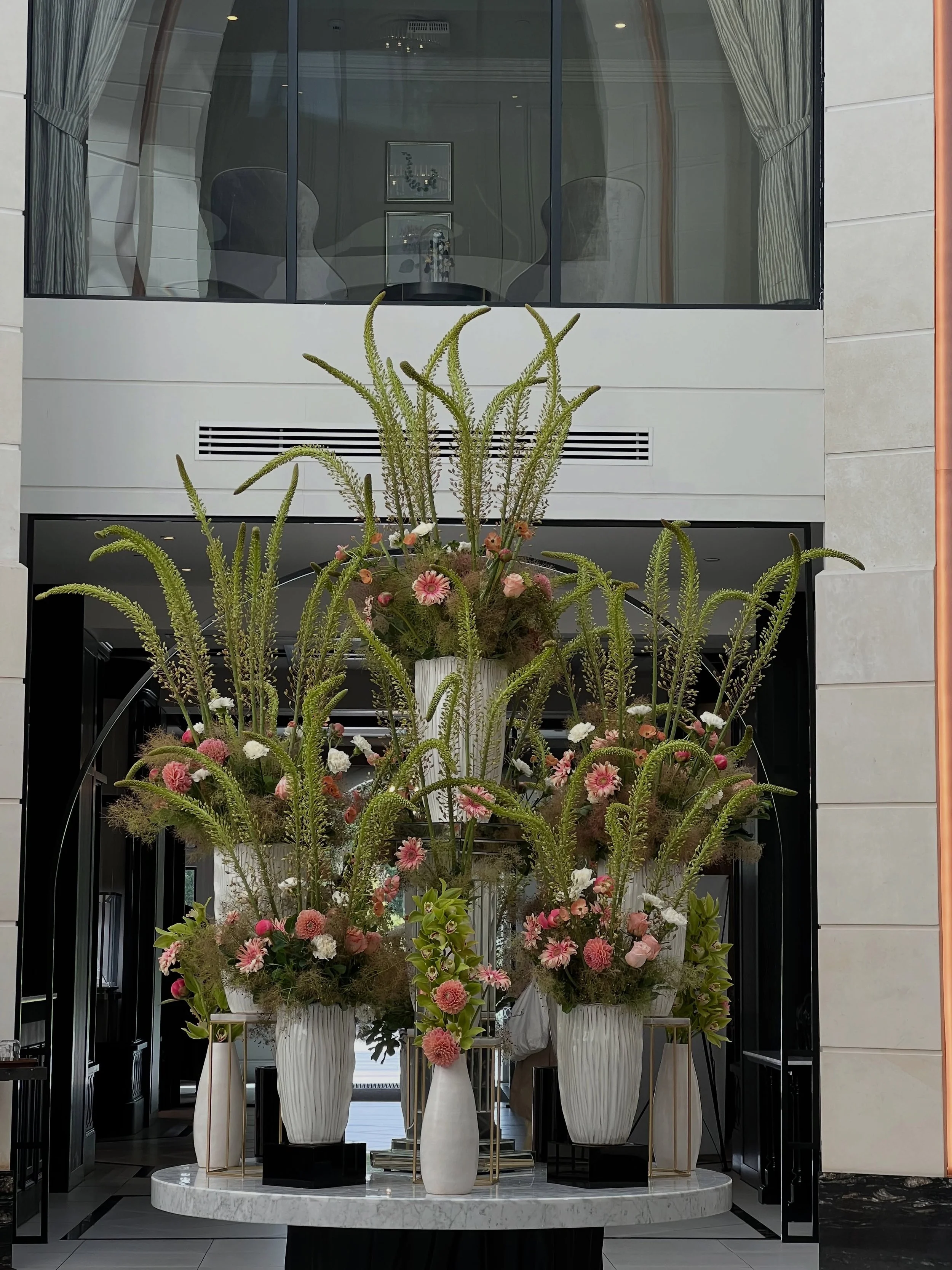 We have changed the lobby flowers at the gorgeous Fairmont in Windsor! Unlike the rainy UK weather we are bringing light and colour through our flowers as we head into summer 🩷