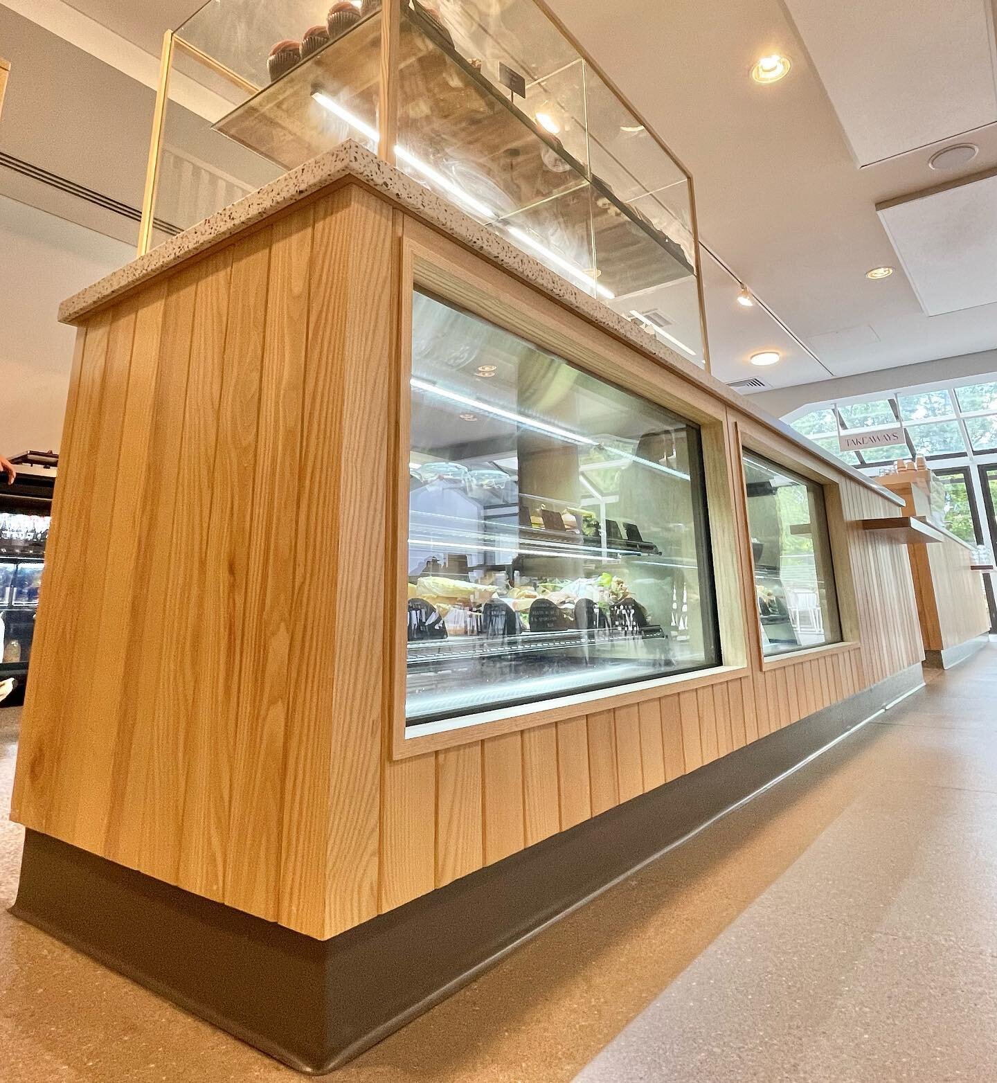 PRECINCT CAFE ⚒️ Front and back 
Not only does this space look great, but it FUNCTIONS. A dazzling display for customers on one side, and a spacious open plan layout for staff on the other. 
✏️ Integrated appliances 
✏️ Custom timber frame and glass 