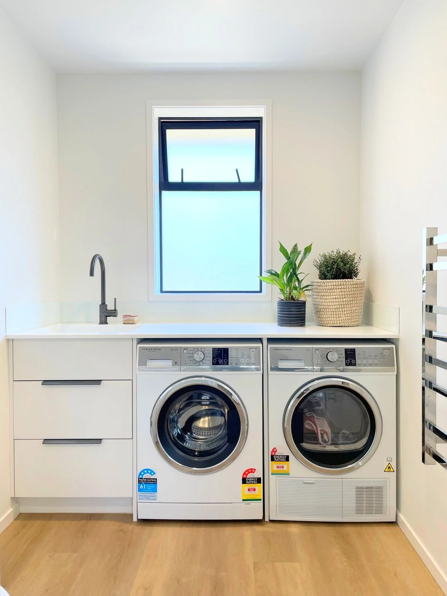 Overview of bathroom/laundry