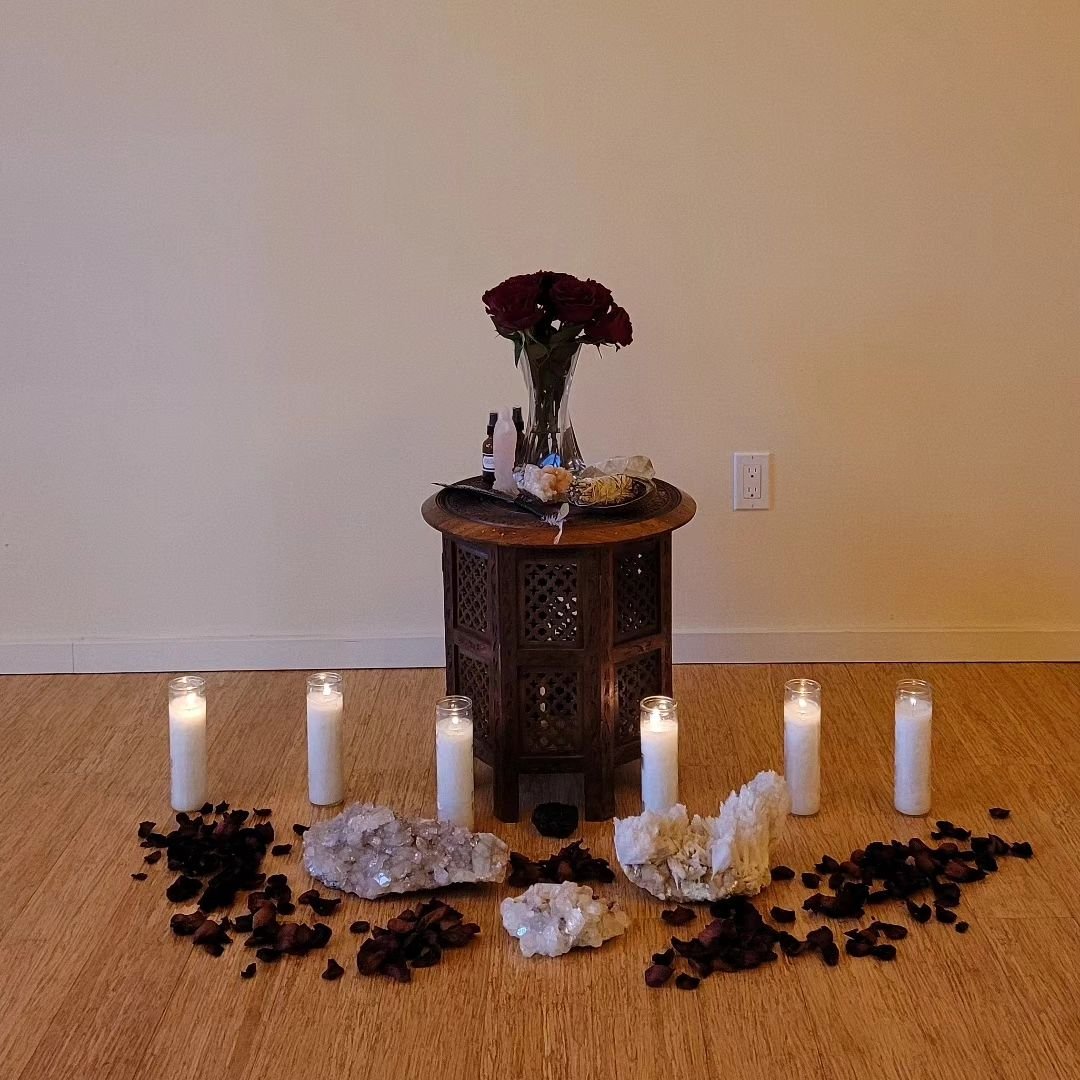 A Venusian themed altar from last night's meditation. Happy Libra Lunar Eclipse to you all ❤️🕯🌹

#libra #lunareclipse #fullmoon #venus #openheart #heartexpansion #mindfulness #meditation