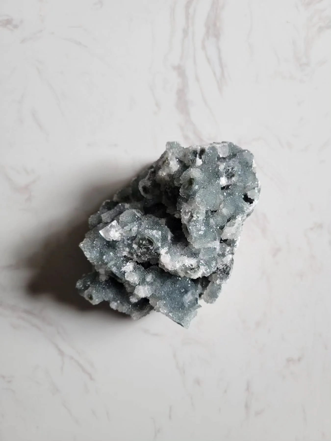 Can you spot the Clear Apophyllite on this piece? 🤩 Love the tiny little pyramid! View this crystal in my highlights to take a closer look. Now available online! Link in bio 🤍 #closingsale