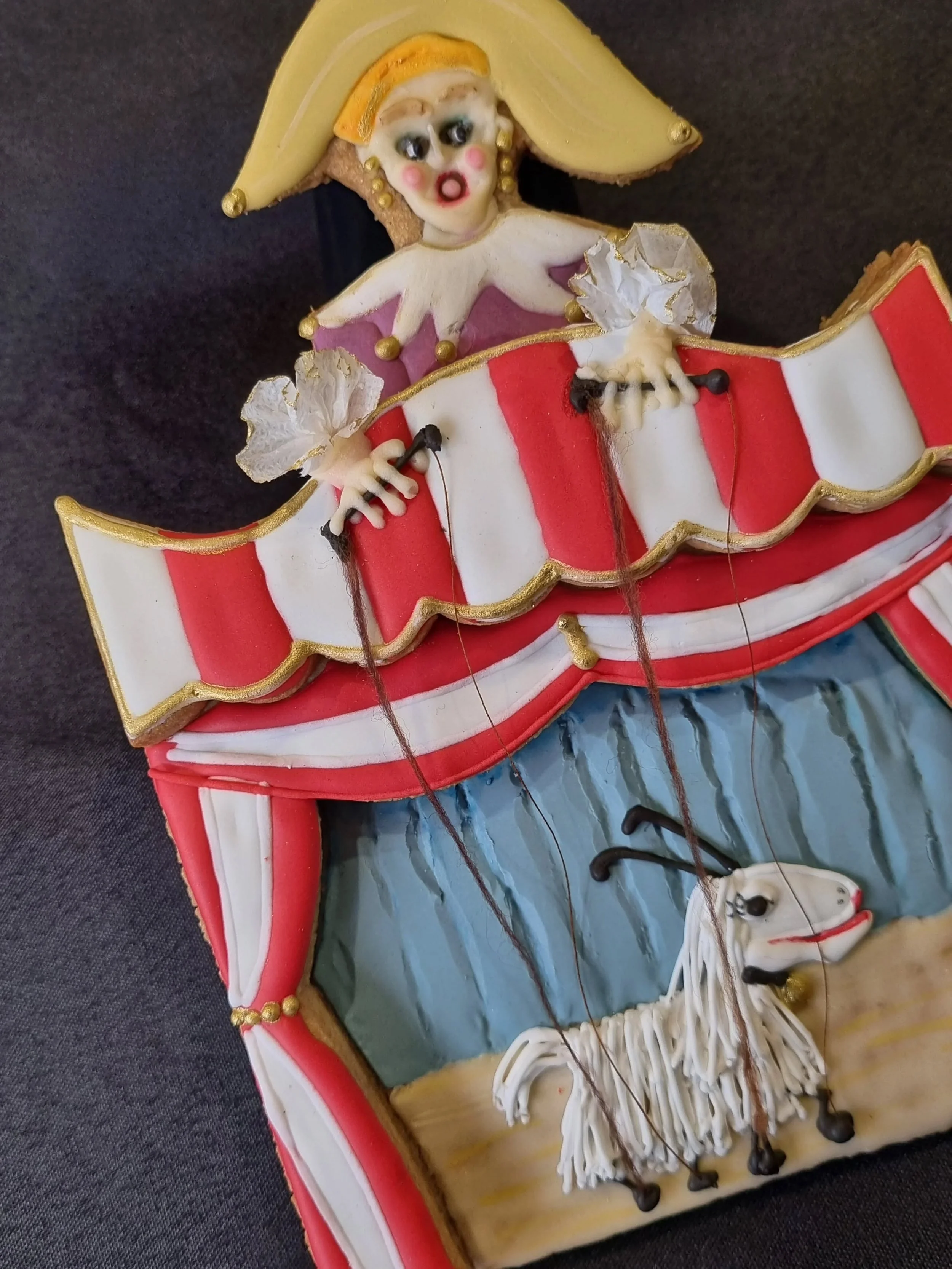 The Vintage Puppeteer .
I managed to capture that slightly creepy porcelain, 'deer in the headlight' face, that you can still find in China shops. 🫣 Not an easy task on such a small area playing with royal icing. 
But he works. He is vintage and has