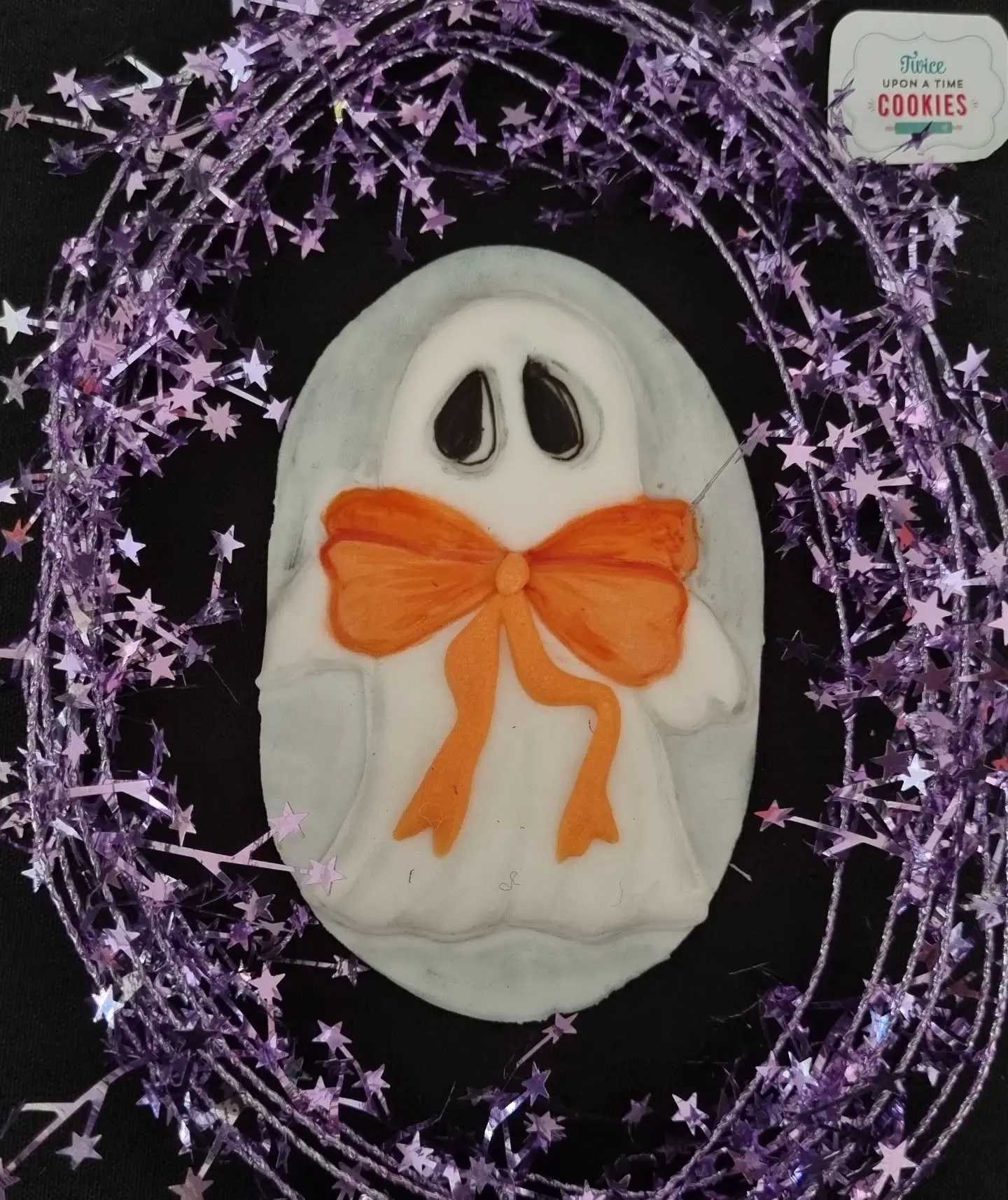 One sad ghost with a splendid bow.
Royalicing, and handpainted .
#twiceuponatimecookies 
#halloween #lebkuchen #royalicingcookies #acdn