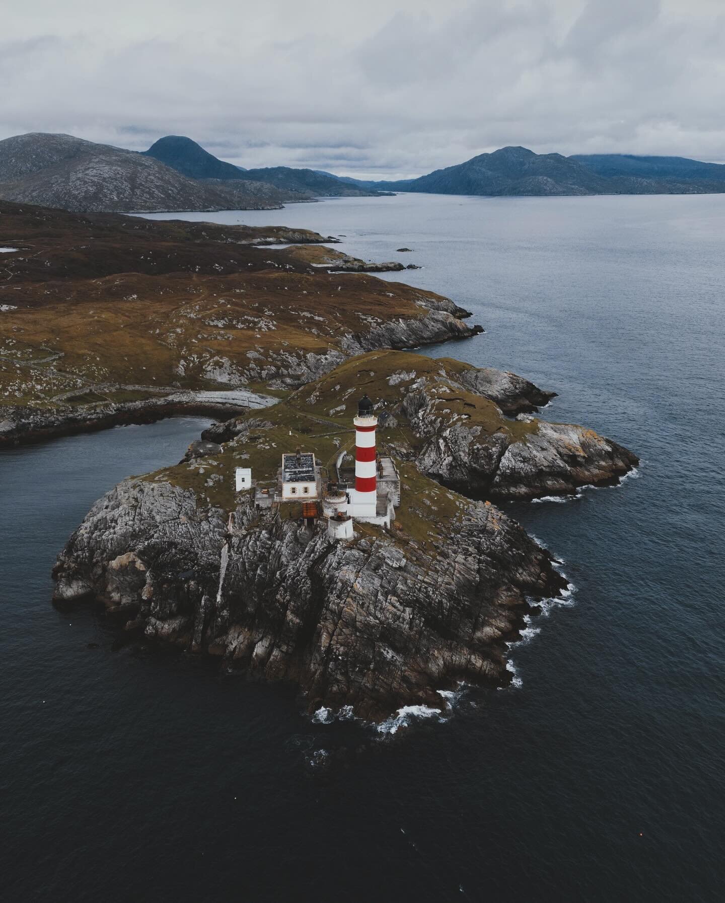 E I L E E N  G L A S  L I G H T H O U S E 

Guiding the way through rugged beauty. 🏴󠁧󠁢󠁳󠁣󠁴󠁿⚓ Every beam of this iconic lighthouse tells a story of resilience, just like the people of Harris. 

#LandscapePhotography
#ScotlandScenery
#IsleOfSkyeV