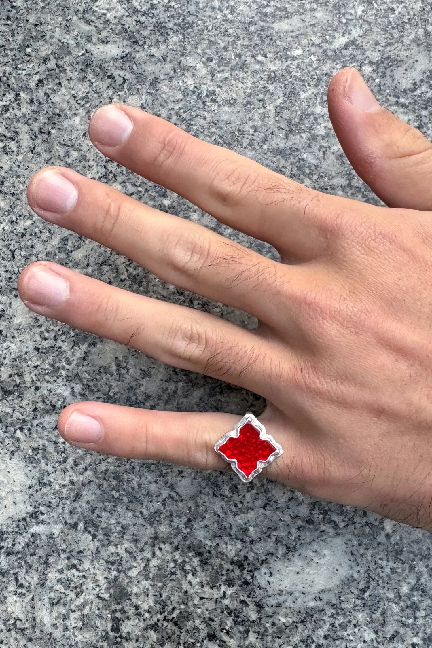 Rrose_red_hexagonal_size O_85_hand 4.jpg