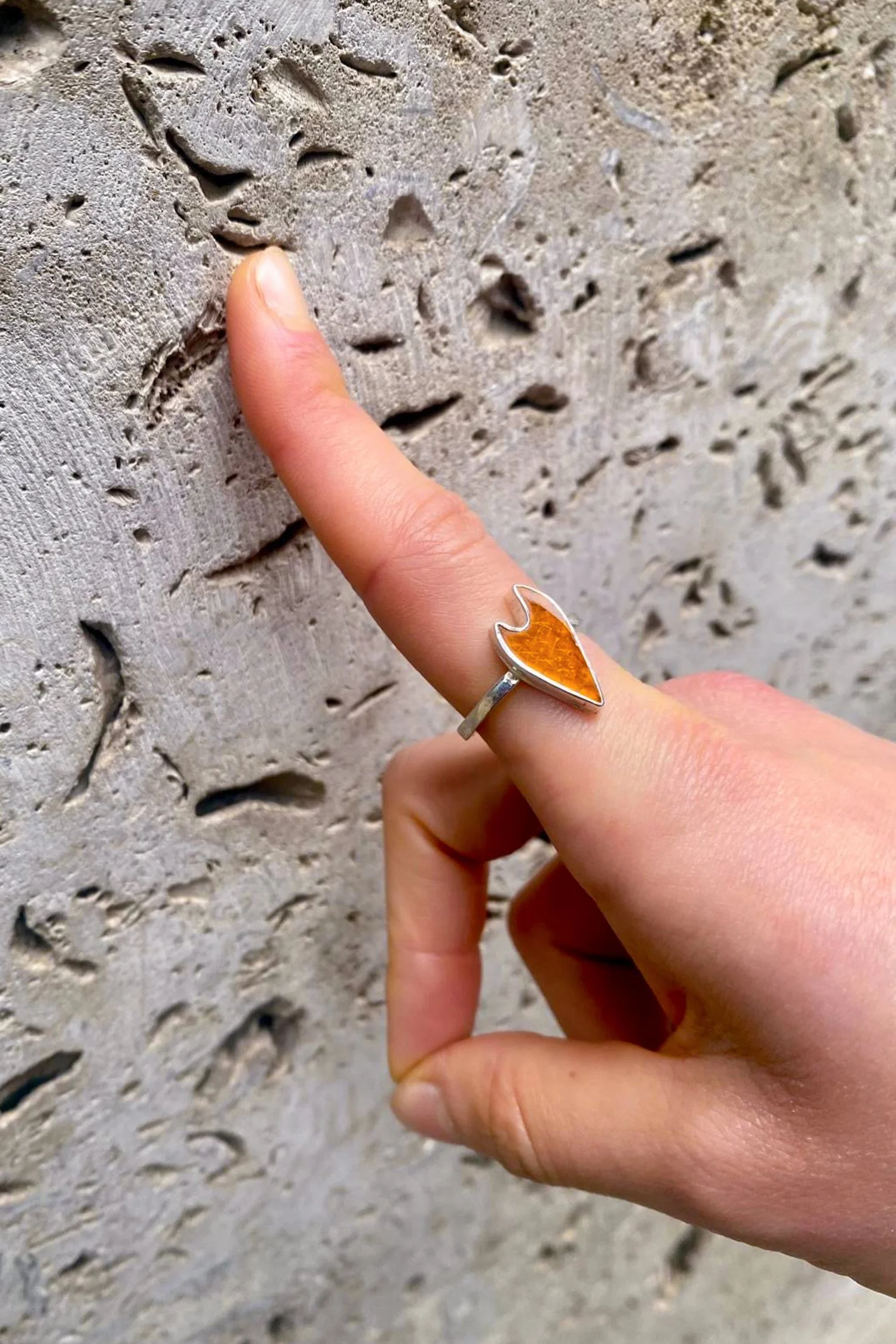 Schiele_yellow_size O_65_hand 3.jpg