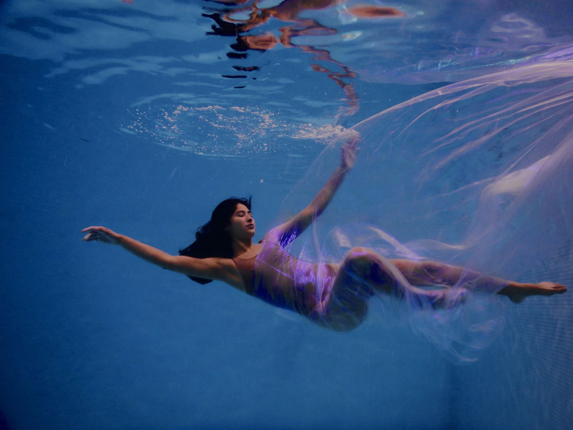 LEADIMAGE_Underwater_Fall_Wendy_Woffington_ Gabriella_Spiegel1.jpg